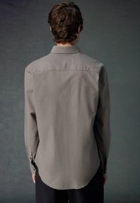 Next EASY IRON PRINTED OXFORD REGULAR FIT - Marškiniai - neutral brown dot