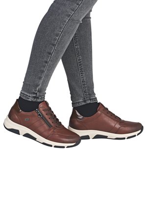 Braune Ledersneaker mit strukturierter Oberfläche, ausgestattet mit einem gepolsterten Schaft, Schnürsenkeln, seitlichem Reißverschluss und einer kontrastierenden weißen und schwarzen Sohle.