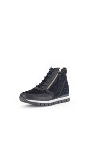 Sorte ruskind høje sneakers med en tekstureret hæl, guld lynlåsdetalje, gummisål og polstret krave for komfort.
