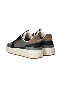 Zwarte en grijze sneaker met suede accenten, gestructureerde materialen, dikke witte zool en gouden hardware details. Platte veters en gevoerde kraag.