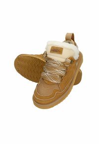 Beżowe sneakersy z teksturowaną cholewką, sztucznym futerkiem na kołnierzu oraz plecionymi sznurowadłami. Gumowa podeszwa z zygzakowatym bieżnikiem zapewnia przyczepność.