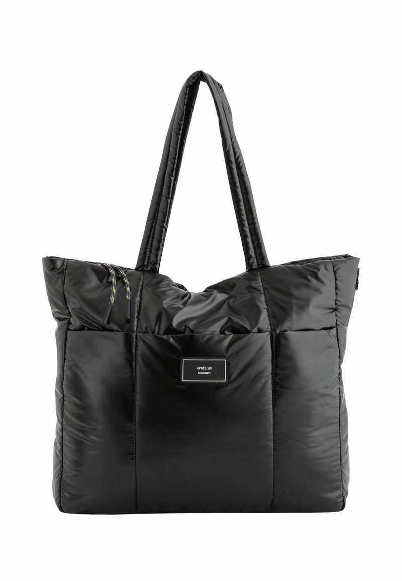 Czarna pikowana torba na ramię z dwiema długimi rączkami, z prostokątną naszywką na przedzie i kolorowymi sznurkami do ściągania.