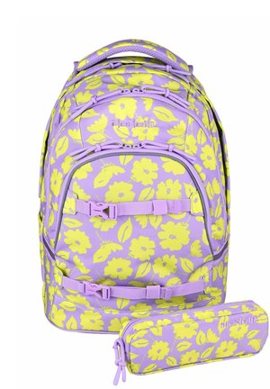 Sac à dos violet et trousse avec motif floral jaune, plusieurs compartiments, bretelles réglables et logo de la marque à l'avant.
