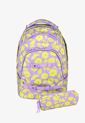Sac à dos violet et trousse avec motif floral jaune, plusieurs compartiments, bretelles réglables et logo de la marque à l'avant.