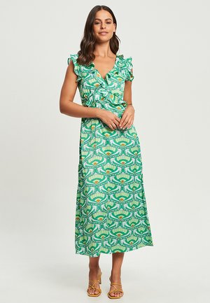 Robe verte à motifs avec des épaules volantées, ornée d'un design de feuilles et de fleurs. Longue longueur, fabriquée en tissu léger.