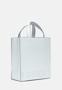 Weiße Leder-Tote-Bag mit zwei kurzen Griffen. Auf der einen Seite befindet sich geprägter Text "KIND" und kontrastierender schwarzer Stich entlang der Kanten.