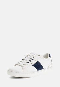 Weiße Sneaker mit navyblauen Akzenten, aus glattem Leder, mit runder Zehenpartie, Gummisohle und flachen Schnürsenkeln. Mit Logo auf der Zunge und der Seite.