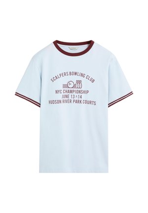 Camiseta de algodón azul claro con cuello y puños de canalé burdeos. La parte delantera presenta un gráfico temático deportivo y un diseño de bolos.