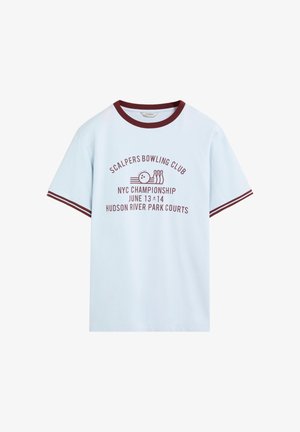 Tricou din bumbac de culoare albastră deschisă cu guler și mansete ribbate de culoare burgundă. Partea din față prezintă un text grafic cu temă sportivă și un design cu popice.