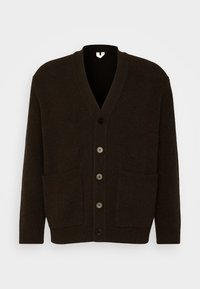 Ciemnobrązowy wełniany kardigan z dekoltem w kształcie litery V, czterema guzikami i dwiema przednimi kieszeniami. Żebrowana tekstura przy mankietach i u dołu. Casualowy design.