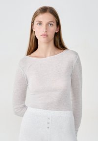 Unselected, light grey