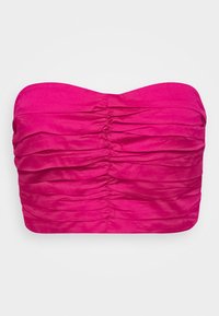 Top fucsia senza spalline realizzato in tessuto morbido e liscio con dettagli arricciati, dotato di scollatura dritta e senza chiusure visibili.