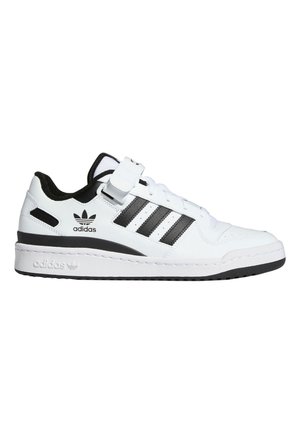 Hvid Adidas lavtop sneaker med sorte striber, velcrolukning og polstret sål, vist i sideprofil på hvid baggrund.