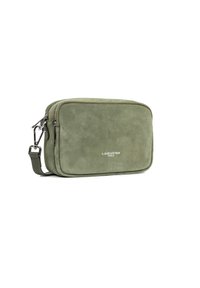 Piccola borsa a tracolla rettangolare in suede verde oliva con zip argentate e tracolla rimovibile, logo "Lancaster Paris" sul fronte.
