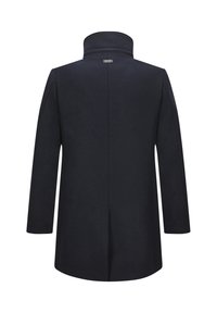 Marineblauer Wollmantel mit hohem Kragen, gerader Silhouette, Rückenschlitz und ohne sichtbare Beschläge oder Verzierungen. Glatte Textur.