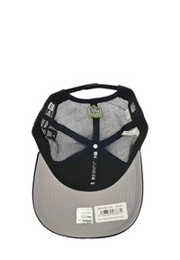 Casquette en coton noir avec une visière grise, munie d'une doublure en mesh à l'intérieur, d'une sangle réglable et de diverses étiquettes de marque à l'intérieur.