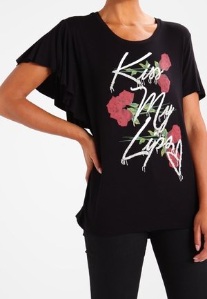 Zwart T-shirt met korte ruches mouwen, met een bloemmotief en de tekst "Kiss My Lips" in wit en groen. Zachte stoftextuur.