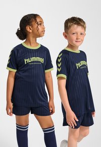 Marineblå sportkläder med vertikala ränder, limegröna detaljer, rund halsringning, korta ärmar och matchande shorts, perfekta för aktivt bruk.