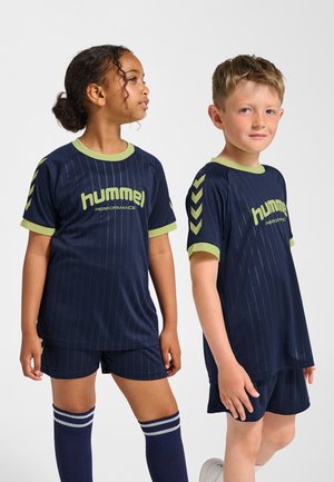 Marineblå sportstøj med lodrette striber, limegrønne accenter, rund hals, korte ærmer og matchende shorts, ideelt til aktivt brug.