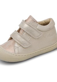 Baskets en velcro en cuir métallisé doré clair avec une finition texturée, bout rond et semelle en caoutchouc. Présente des doubles lanières sur le dessus.