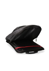 Sacoche d'ordinateur portable noire avec une ouverture zippée, dotée d'un intérieur lisse et d'une bandoulière rouge accentuée dans le compartiment intérieur. Extérieur texturé.