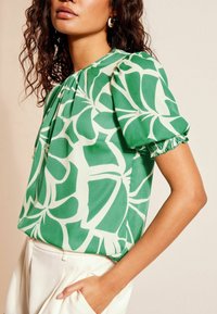 Friends Like These ROUND NECK SHIRRED CUFF SHORT SLEEVE - Bluse - green