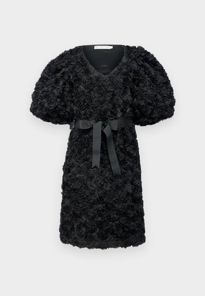 Fekete ruha texturált, háromdimenziós rózsa applikkal, rövid puff ujjakkal, V-kivágással és derékmegkötővel.