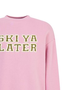 Roze sweatshirt met de tekst "SKI YA LATER" in groen en wit, met een ronde halslijn en een zachte textuur.