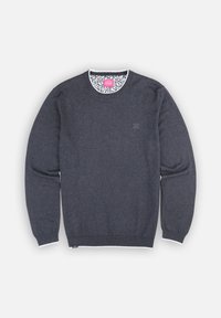 Pull à col rond à manches longues gris foncé avec des bordures blanches au col et aux poignets, arborant un petit logo brodé sur la poitrine.