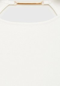 Witte mouwloze top met een ronde halslijn, een textuuroverfinish en een gouden metalen accent op de rug.