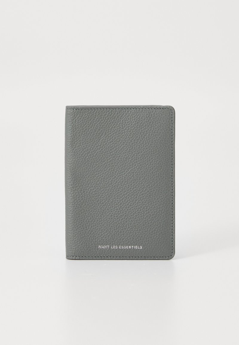 Portefeuille en cuir gris avec une finition texturée, de forme rectangulaire et avec un marquage en relief à l'avant. Design simple et minimaliste.