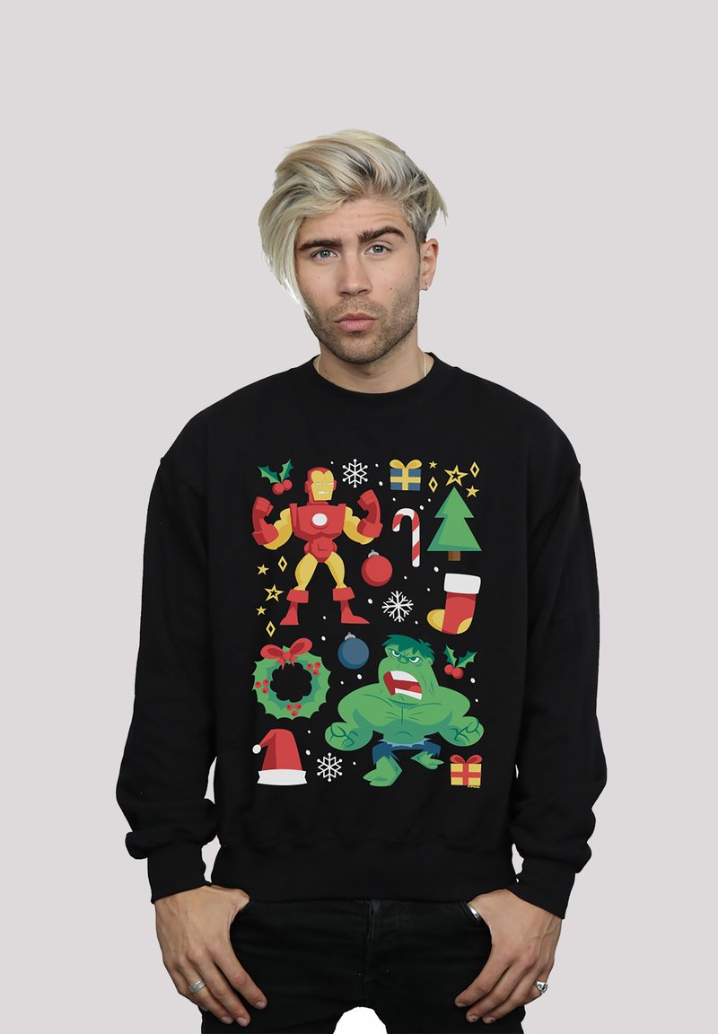 Crna dukserica s nasmijanom šarenom karikaturom Iron Mana i Hulka, uz božićne simbole poput božićnog drvca, poklona i ukrasa.