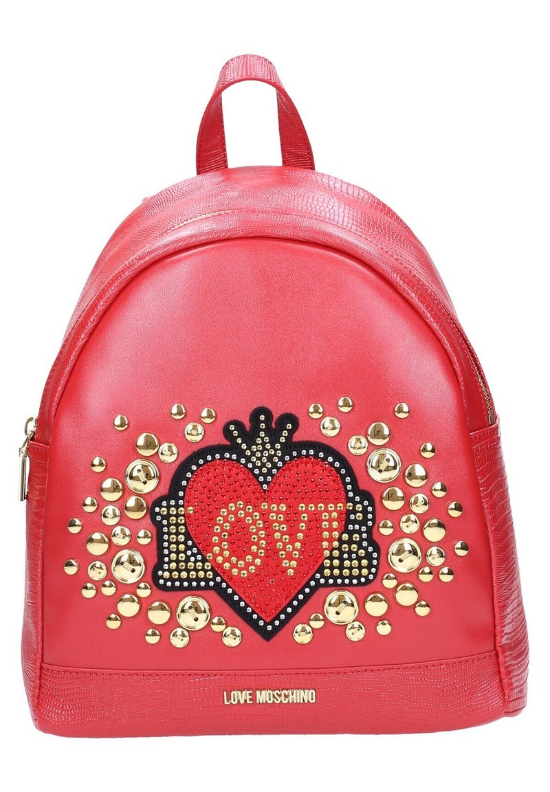 Czerony plecak z faux skóry o zaokrąglonym kształcie, ozdobiony dużym wzorem serca z złotymi ćwiekami i słowem "LOVE" w kolorze czarnym.