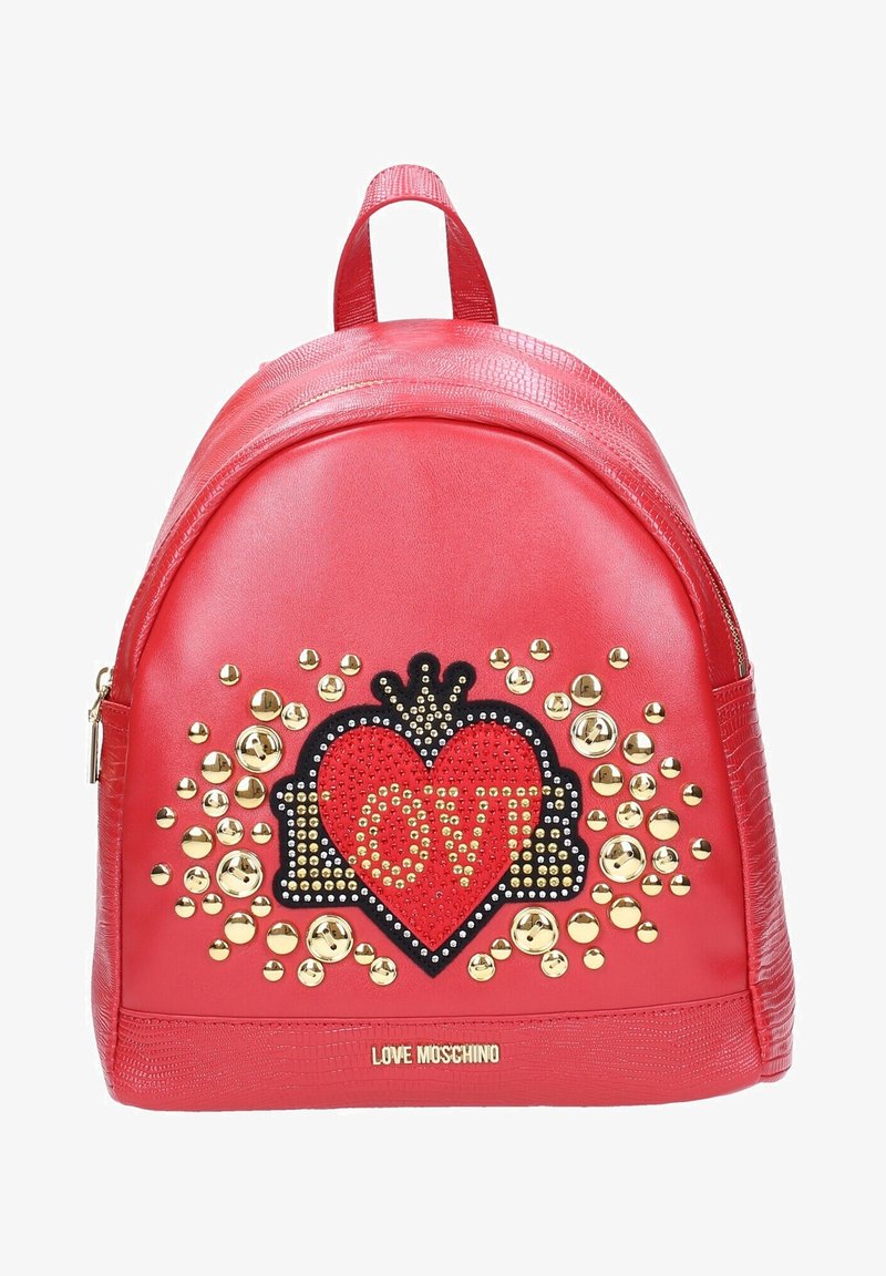 Czerony plecak z faux skóry o zaokrąglonym kształcie, ozdobiony dużym wzorem serca z złotymi ćwiekami i słowem "LOVE" w kolorze czarnym.