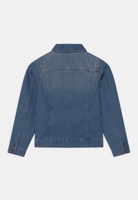 Jeansjacke in verblasstem Blau, mit klassischem Kragen, langen Ärmeln, Knopfmanschetten und gestickten Details auf der Rückseite.