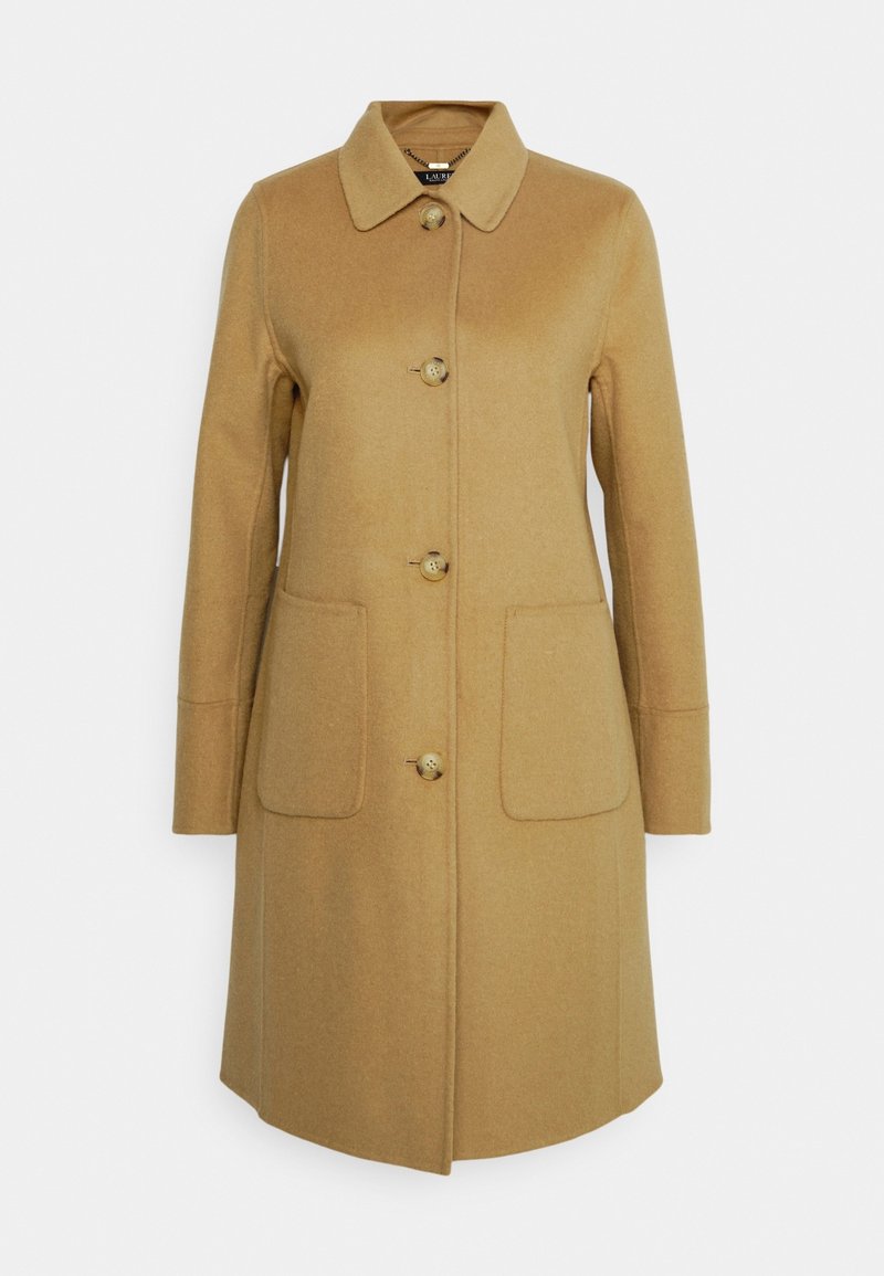 Kabát v barvě velbloudí srsti z vlněné směsi s límcovým výstřihem, čtyřmi knoflíky vpředu a dvěma velkými našitými kapsami. Hladká textura a střih na míru.