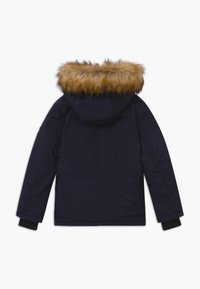 Marineblauwe winterjas met een bontvoering in de capuchon, een gladde buitenkant, zwarte geribbelde manchetten en een licht gewatteerd ontwerp. Achteraanzicht weergegeven.