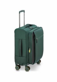 Groene gestructureerde bagage met een uitschuifbare handgreep, dubbele wielen en een voorvak met rits. Voorzien van een gele rits trekaccent.