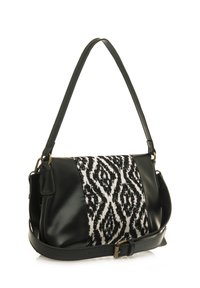 Borsa a mano in pelle nera con un motivo geometrico intrecciato in bianco e nero. Dotata di un manico singolo e di una tracolla regolabile. Design compatto.