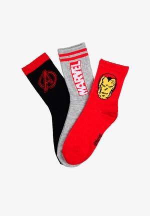 Drie paar sokken: zwart met rode accenten en logo, grijs met witte letters, en rood met een karakterontwerp. Katoenmengsel.