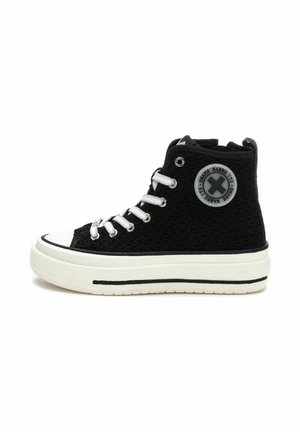 Sneaker alte realizzate in tessuto nero texture, con suola in gomma bianca, lacci argentati e una toppa rotonda con logo sul lato.