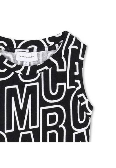 Mustat rypytetyt hihattomat paidat, joissa on rohkeaa valkoista tekstiä. Pyöreä pääntie siistillä viimeistelyllä. Tähdenlukuhinta lukee "Marc Jacobs."