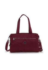Sac fourre-tout bordeaux avec une surface texturée, doubles poignées supérieures, bandoulière réglable et poche zippée à l'avant. Comprend un détail de logo de marque.