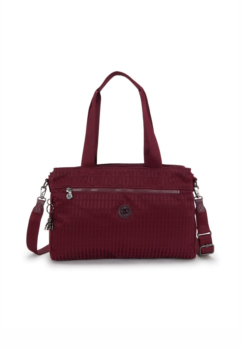 Sac fourre-tout bordeaux avec une surface texturée, doubles poignées supérieures, bandoulière réglable et poche zippée à l'avant. Comprend un détail de logo de marque.