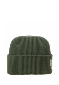 Groene geribde beanie gemaakt van gebreid materiaal, met een omgeslagen rand en een klein, wit logo-label aan de zijkant.