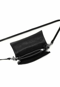 Borsa a tracolla in pelle nera con finitura testurizzata, dotata di chiusura con zip e hardware in argento. Include una tracolla removibile per una maggiore versatilità.