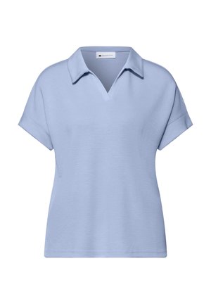 Chemise bleu clair à manches courtes avec un col en V et de petits revers pliés, design uni, présentée sur un fond blanc.