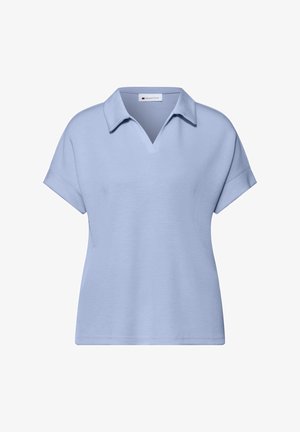 Chemise bleu clair à manches courtes avec un col en V et de petits revers pliés, design uni, présentée sur un fond blanc.