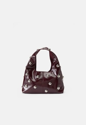 SLOUCHY STUDDED BAG - Rokassoma - burgundy