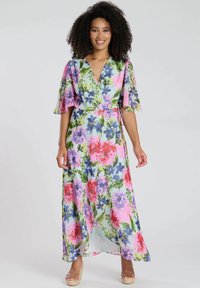 Abito maxi floreale con scollo a V, maniche corte a volant e vita con fiocco. Il tessuto presenta motivi floreali rosa, blu e verdi su uno sfondo chiaro.